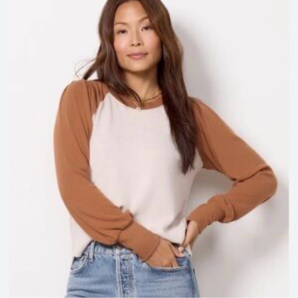 Evereve Two-Tone Raglan Long Sleeve Tee in Cream and Rust